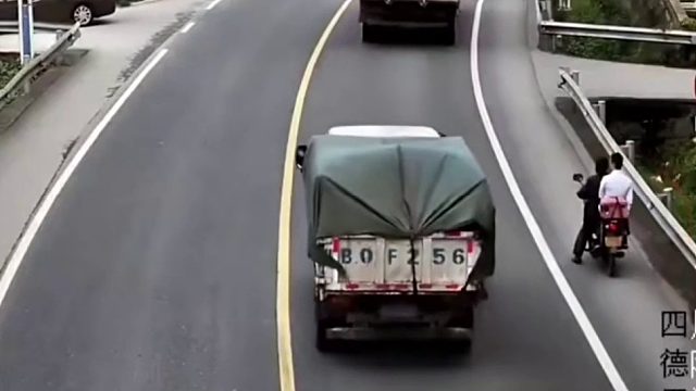 不戴头盔随意横穿马路，撞货车人受伤还负全责！