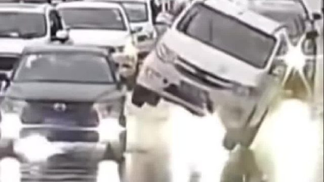 五菱：谁懂走路上被卡一脚，白车：怎么感觉被怼了！