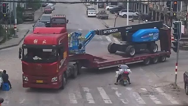 躲过”内轮差“数秒后仍被撞，电瓶车竟被货车拐走！