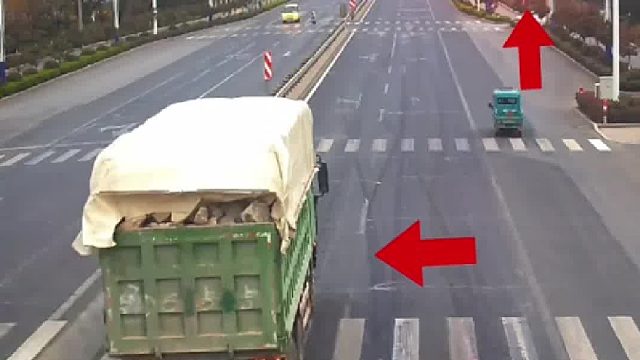 重型自卸货车连续闯红灯行驶，造成交通事故负事故全部责任！