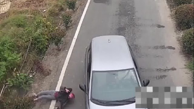 男子开车低头看手机撞翻前方骑电动车女子！