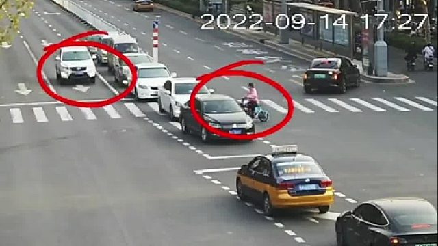 女子闯红灯被撞了，女子：你们凭什么认定我是{全责}！