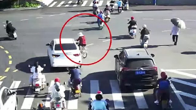 骑车不能太任性，撞折还得负责！