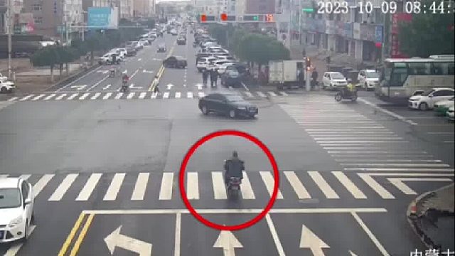 坏习惯引发交通事故！