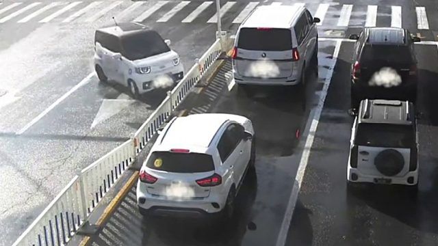 路面湿滑司机猛打方向不降速！