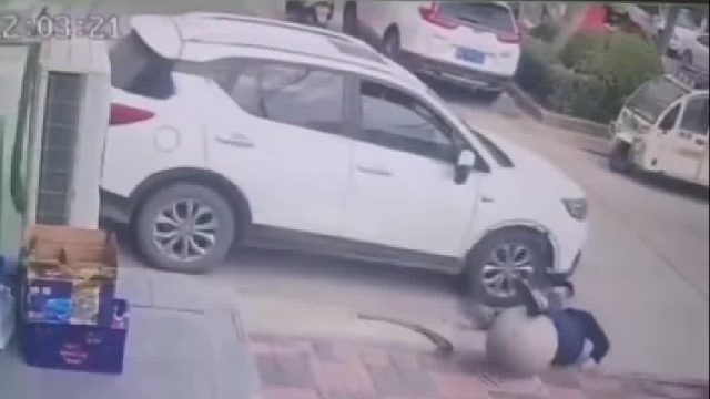 对不起对不起我把你的车撞环了！