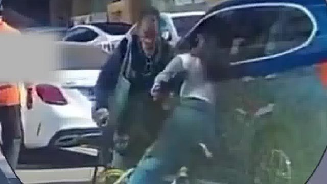 视频车右转与自行车发生碰撞，自行车失控撞 倒路边老人！