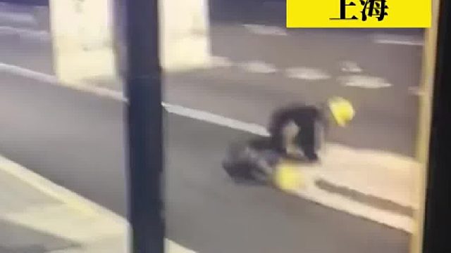 路中间有凸起水泥台，4辆电动车接连撞上摔倒！