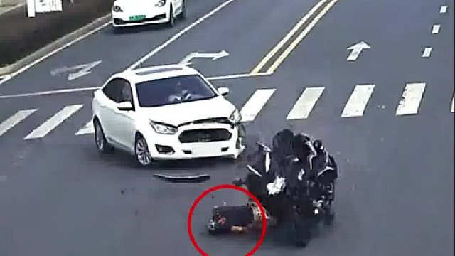 小轿车与摩托车均承担责任！