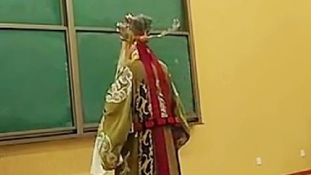 大学晋剧鉴赏课程，老师请来专业演员教学，帽翅功惊艳全场