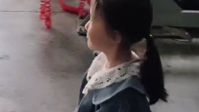 女儿放学路过爸爸下班的地方，想让爸爸早点下班 爸爸说可以 女儿不信 就开始撒娇了....