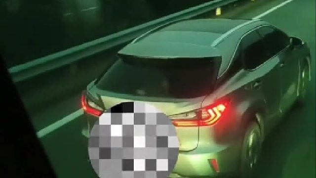 小车高速超车道长时间龟速行驶