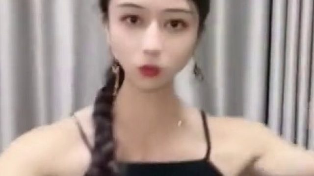 一女子表演掰钢筋引网友热议，网友：她男友应该没有叛逆期吧