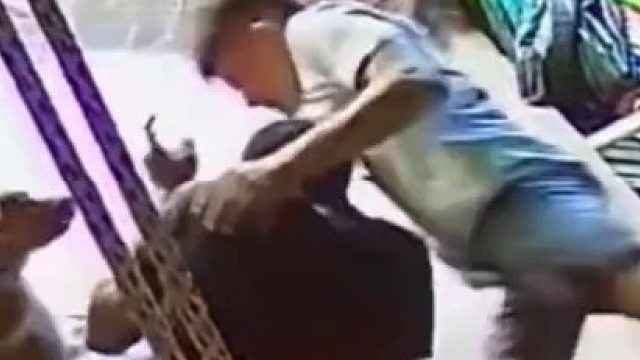 有一只很护主人的狗子是什么体验，朋友只要碰主人一下 狗狗就飞扑，狗主人 那也没让你在我头上跳舞啊