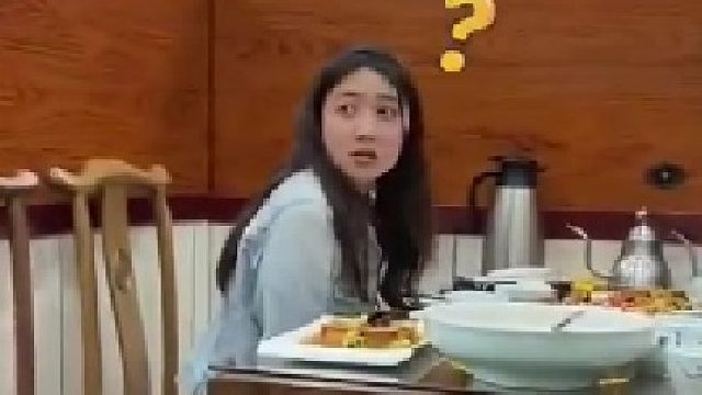 换什么啊，邀请过来一起吃，你们四个都能脱单。