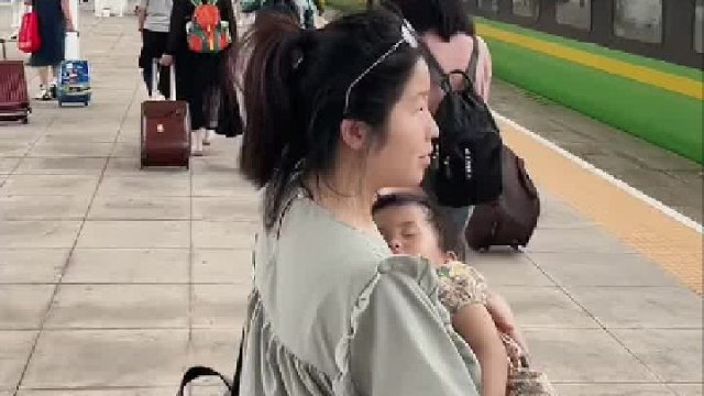 想了一路硬是没想明白，她到底姓什么呢？