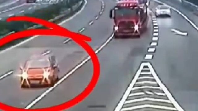 小车错过高速出口强行变道被撞。