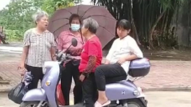 早知道这样，就不跟奶奶出来了~