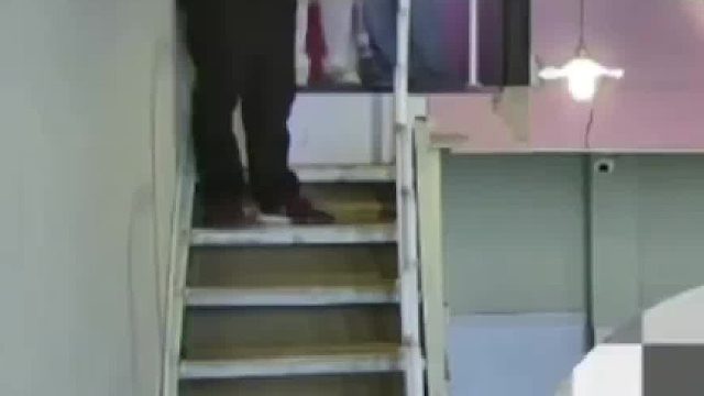 孩子在猫咖被吓到，突然发出惊恐的尖叫声，孩子父亲见状一脚将猫踢下楼梯