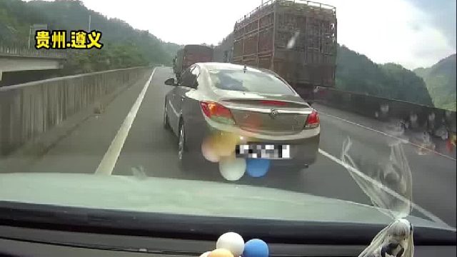 警惕隧道“白洞”效应，车辆驶出隧道不足百米追尾变道小轿车！