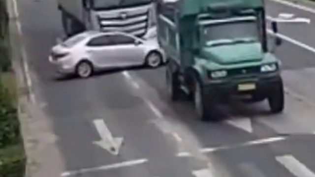 大车变道未发现与其并排行驶的小车！