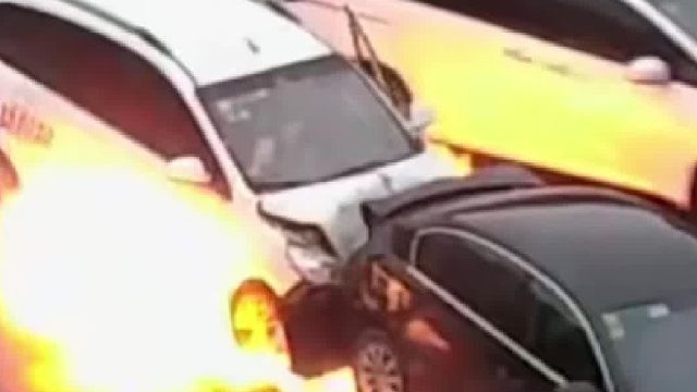 追尾后车辆自燃，熊熊大火浓烟冲天！