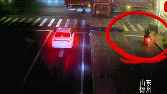 右转不停遇上越线停车结果轧得稀碎！