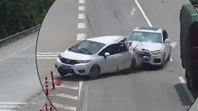 小车错过出口后倒车，车辆瞬间被撞报废！