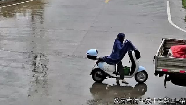 货车路口倒车后面大妈险丢性命！