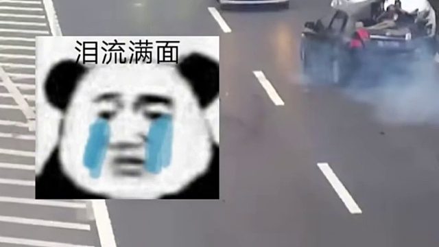 错过出口急刹车停车引发事故，小车瞬间变“敞篷”