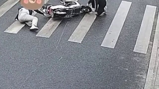 两辆电动自行车先后在路口摔倒！