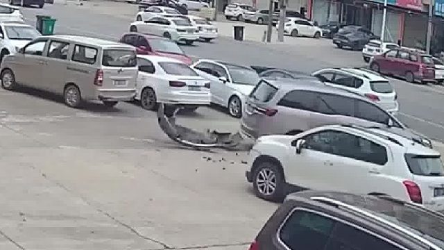 误把油门当刹车连撞4车又撞墙！