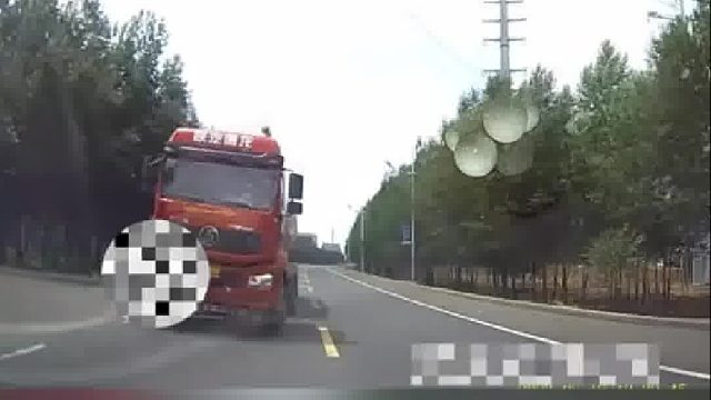 惊险！司机“走神”酿事故！