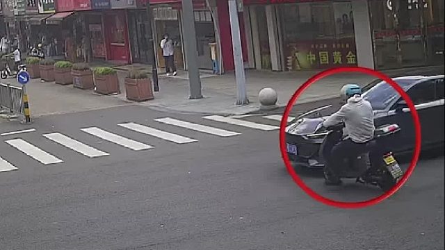 外卖小哥骑电动车被撞，他为伤者撑起一片荫凉！