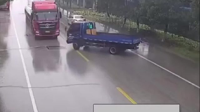 雨天路滑真的开慢一点吧！直接把车头都干废了！