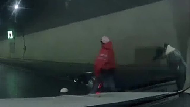 车主：在撞人和被撞间选择了被撞负全责！