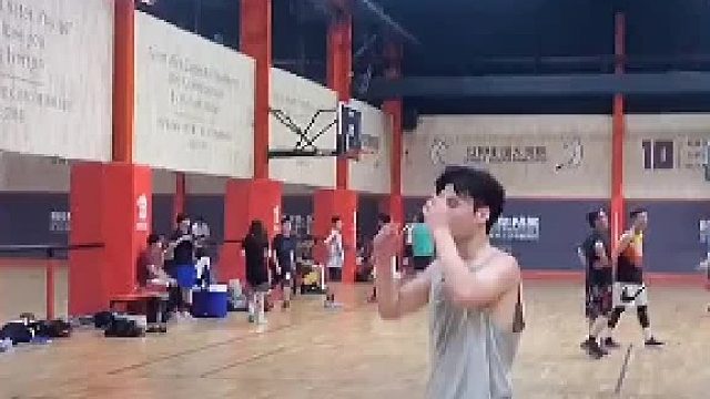 只运一球晃倒对手，靠的是什么