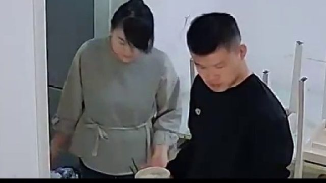 刚做好的饭菜放在桌上，孩子一拉桌子，桌上的菜全部倒在了地上