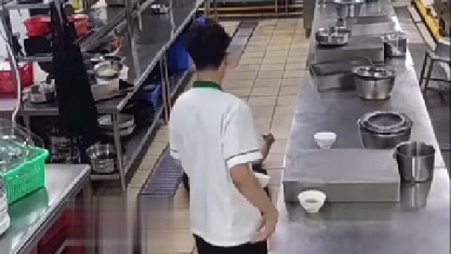 小伙在后厨突然晕倒在地，同事以为是在故意开玩笑，还踢了两脚，站在旁边淡定喝水，幸亏被其他同事及时发现抢救！