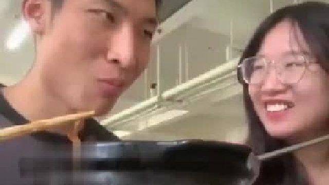 小伙子生日当天，女朋友和小伙子妈妈联合给他一个惊喜