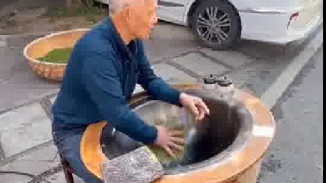 小姐姐本想看看炒茶，没想到被炒茶爷爷赶走