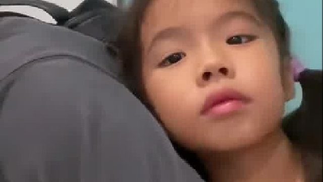 小女孩误以为男孩是家人，靠在男生肩膀上做鬼脸。发现认错人后……