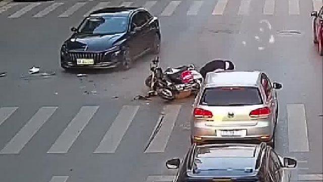 斜穿马路遇逆行，网友：无视交规真可怕！