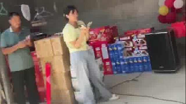 新娘：谁结婚啊？新郎：不知道啊……