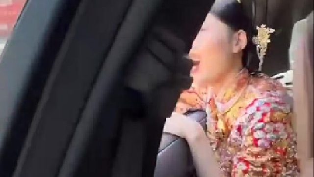 新娘结婚当天依照风俗送给他人...