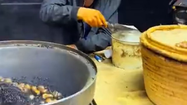 秋天当然要吃上一份热气腾腾炒板栗