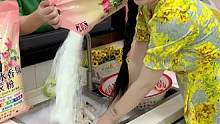 真是不敢相信?。∵@么一大包足足十斤的香氛洗衣粉才十幾塊，不僅洗的干凈，洗完的衣服柔軟還留香，實(shí)惠又好