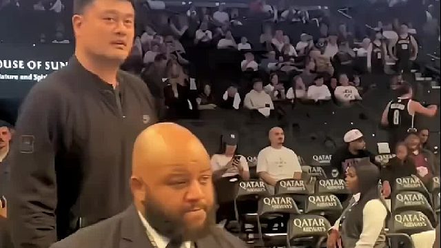 姚明现身篮网主场，姚明身后的一对情侣可高兴坏了！