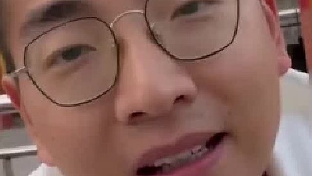 90后返乡农村小学校长在自愿订制校服问题上表态