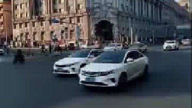 女孩假装去欧洲....